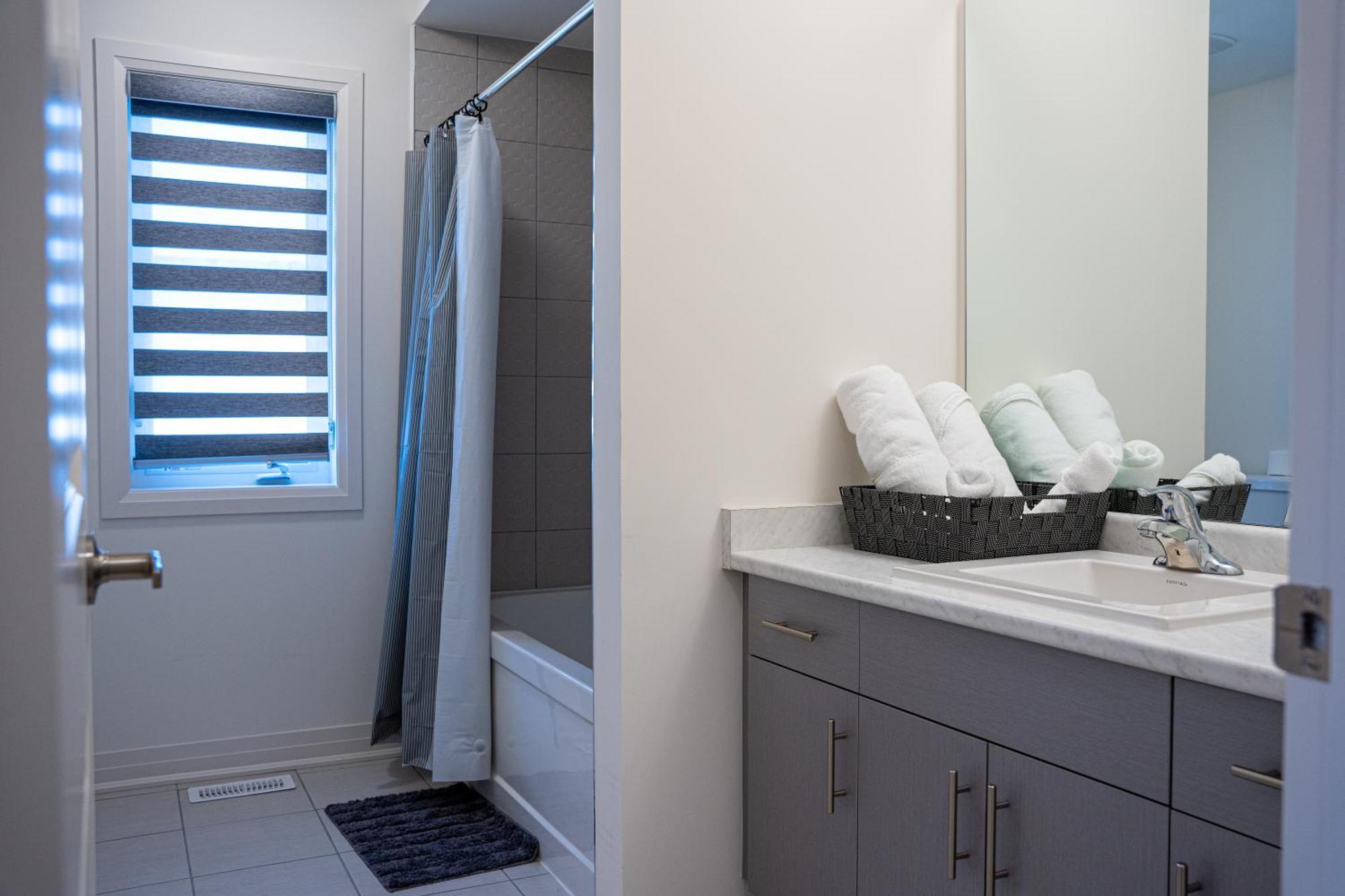Modern 4Br House In Barrie! Villa Bagian luar foto